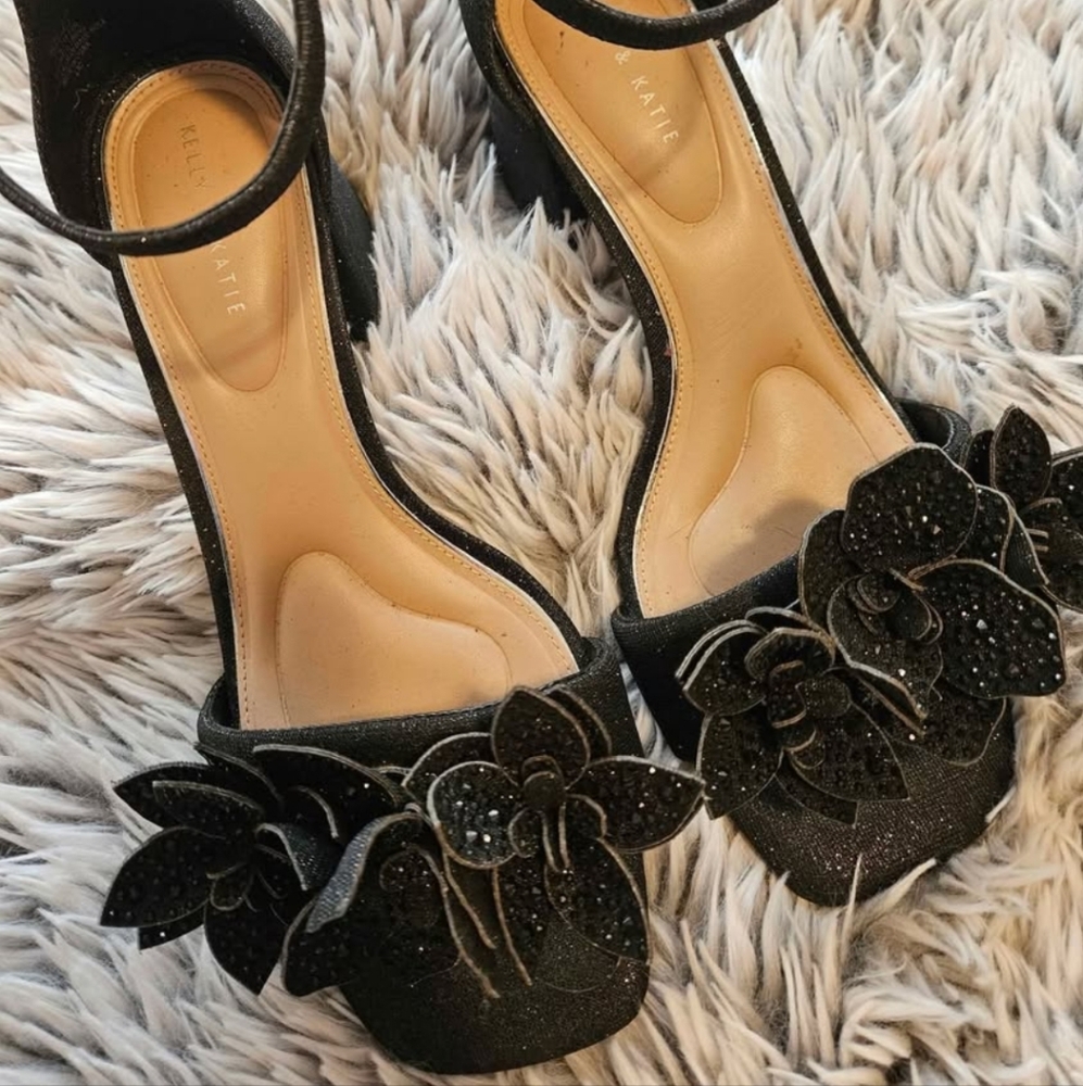 Kelly & Katie Black Floral Women's Sandals